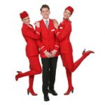 Zwei weibliche und ein männlicher Flugbegeliter von Austrian Airlines