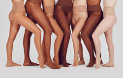 Sieben Frauen in hautfarbenen Strumpfhosen