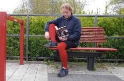 Ein Mann trägt eine rote Strumpfhose