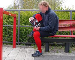 Ein Mann trägt eine rote Strumpfhose.