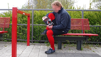 Ein Mann trägt eine rote Strumpfhose.