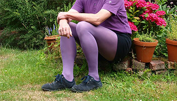 Beine in einer violetten Strumpfhose