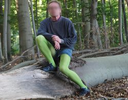 Ein Mann in einer grünen Strumpfhose