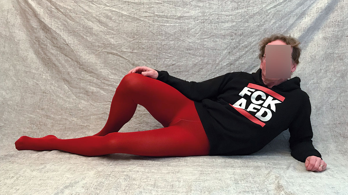 Ein Mann in einer roten Strumpfhose