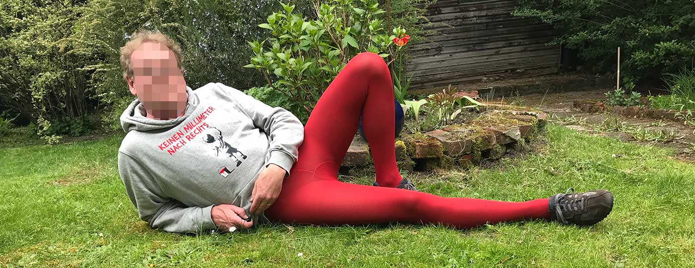 Ein Mann in einer roten Strumpfhose und Hoodie